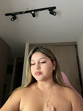 lunablossom  online show from February 25, 11:48 pm