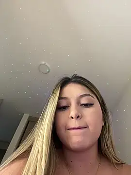 lunablossom  online show from March 11, 9:26 pm
