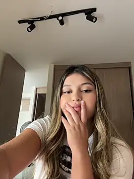 lunablossom  online show from April 10, 8:05 pm