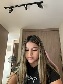 lunablossom  online show from March 4, 9:00 pm