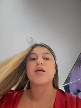 lunablossom  online show from February 14, 8:20 pm