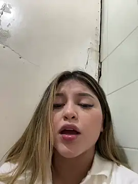 lunablossom  online show from March 17, 3:25 am