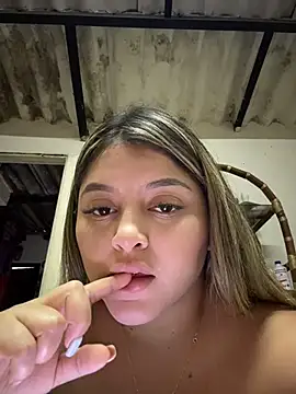 lunablossom  online show from February 14, 12:00 am