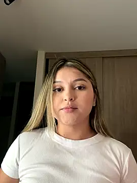 lunablossom  online show from January 7, 12:26 am