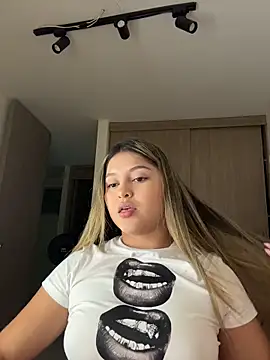 lunablossom  online show from March 25, 12:22 am