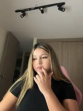 lunablossom  online show from February 27, 1:17 am