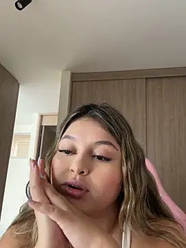 lunablossom  online show from February 8, 5:21 pm