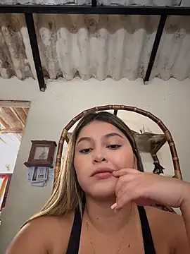 lunablossom  online show from March 31, 9:17 pm