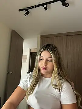 Snapshot of lunablossom_ chatting on June 23, 8:51 pm lunablossom online show from June 23, 8:51 pm
