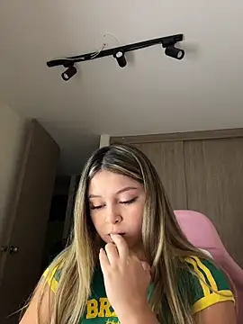 lunablossom  online show from February 19, 12:18 am