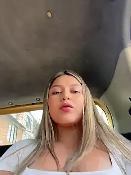 Snapshot of lunablossom_ chatting on June 20, 8:14 pm lunablossom online show from June 20, 8:14 pm