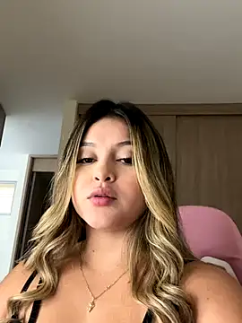 lunablossom  online show from November 28, 8:42 pm