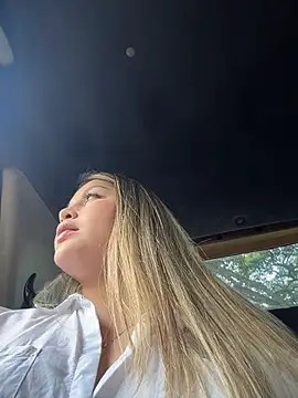 lunablossom  online show from February 21, 10:23 pm