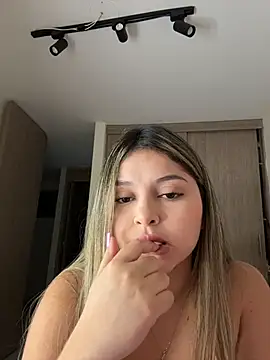 lunablossom  online show from March 11, 11:32 pm