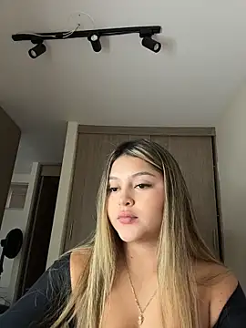 lunablossom  online show from February 22, 10:55 pm