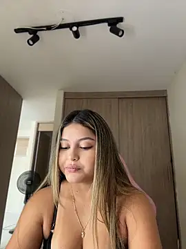 lunablossom  online show from April 8, 8:32 pm