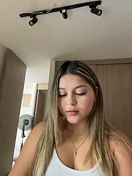 lunablossom  online show from February 28, 6:18 pm