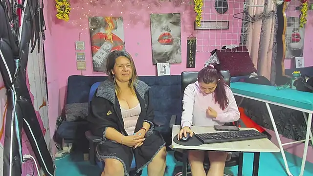 lesbiancuple online show from May 27, 12:12 pm