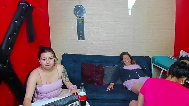 Snapshot of lesbiancuple chatting on October 2, 12:58 am lesbiancuple online show from October 2, 12:58 am