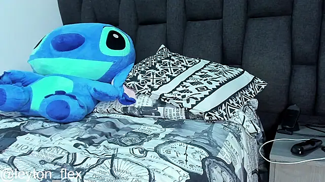 Snapshot of leyton_flex chatting on November 6, 12:25 am leyton flex online show from November 6, 12:25 am