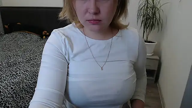 leeilawow online show from April 19, 5:52 am