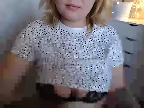 Snapshot of leeilawow chatting on May 12, 6:10 am leeilawow online show from May 12, 6:10 am