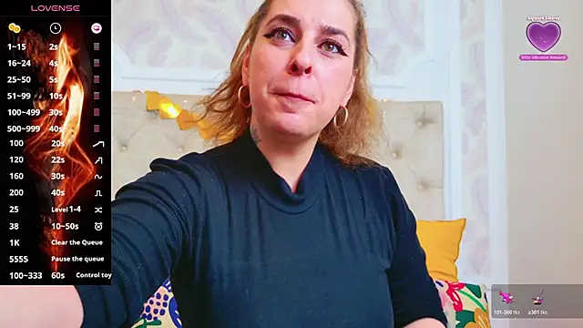 Snapshot of KarinaNoir chatting on February 17, 12:02 pm KarinaNoir online show from February 17, 12:02 pm