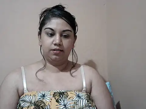 Snapshot of bellachow10 chatting on July 17, 10:23 am bellachow10 online show from July 17, 10:23 am