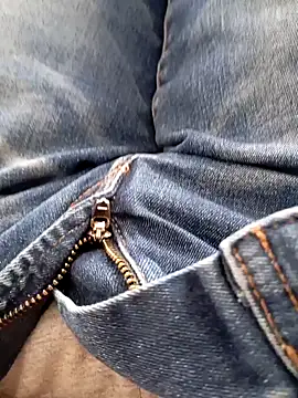 Snapshot of mickzizi chatting on February 4, 12:44 pm mickzizi online show from February 4, 12:44 pm