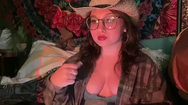 Snapshot of sweetandwet_daddy chatting on June 11, 12:32 am sweetandwet daddy online show from June 11, 12:32 am