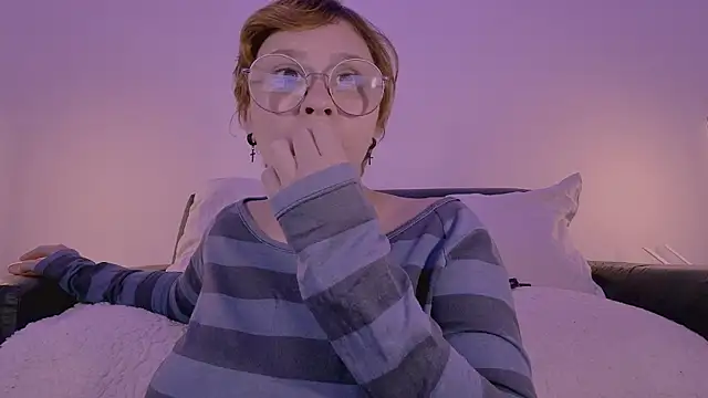 Snapshot of Lilmuh_ chatting on May 14, 1:02 am Lilmuh online show from May 14, 1:02 am