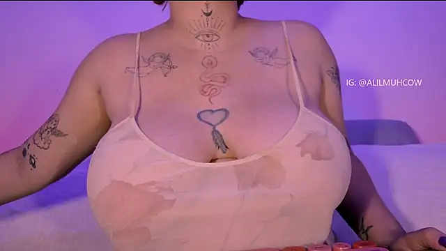 Snapshot of Lilmuh_ chatting on October 2, 10:57 pm Lilmuh online show from October 2, 10:57 pm
