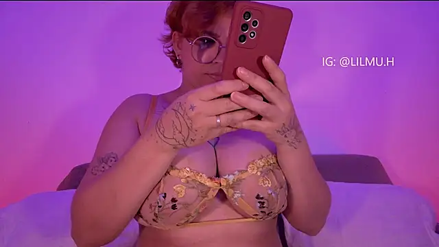 Snapshot of Lilmuh_ chatting on October 15, 12:20 am Lilmuh online show from October 15, 12:20 am