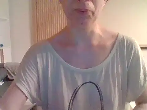 Snapshot of Moi_Lina chatting on August 4, 10:25 pm Moi Lina online show from August 4, 10:25 pm