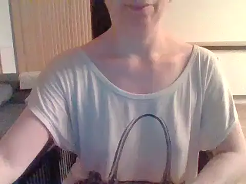 Snapshot of Moi_Lina chatting on July 20, 12:18 am Moi Lina online show from July 20, 12:18 am