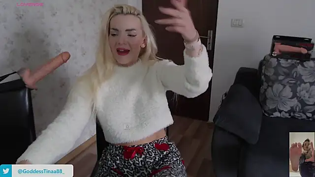 Snapshot of Goddess_Tina chatting on November 10, 8:52 am Goddess Tina online show from November 10, 8:52 am