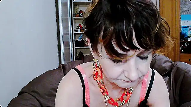 Snapshot of AnnieEltgant chatting on December 1, 4:45 pm AnnieEltgant online show from December 1, 4:45 pm