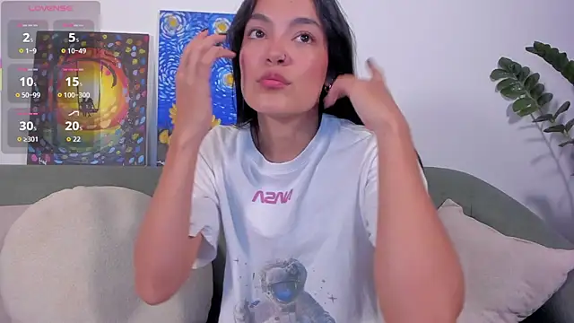 TIFFANYRUSSO online show from March 6, 5:02 am