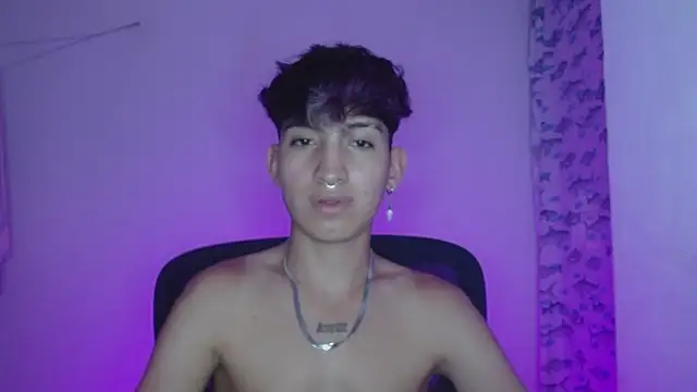 Snapshot of littlextreme chatting on February 12, 4:33 am littlextreme online show from February 12, 4:33 am