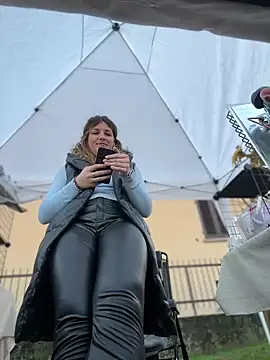 DaisyVibesss online show from February 2, 3:39 pm