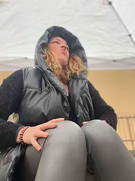 DaisyVibesss online show from February 16, 10:54 am