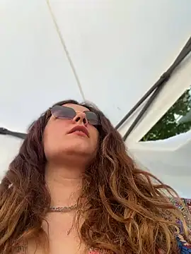 DaisyVibesss online show from May 23, 1:54 pm