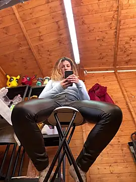 DaisyVibesss online show from December 28, 12:35 pm