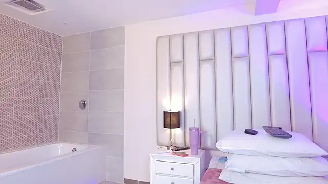 aandreaperez online show from March 7, 12:06 am