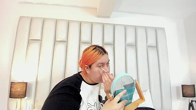 aandreaperez online show from October 18, 11:45 am