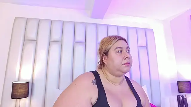 aandreaperez online show from April 10, 11:50 am