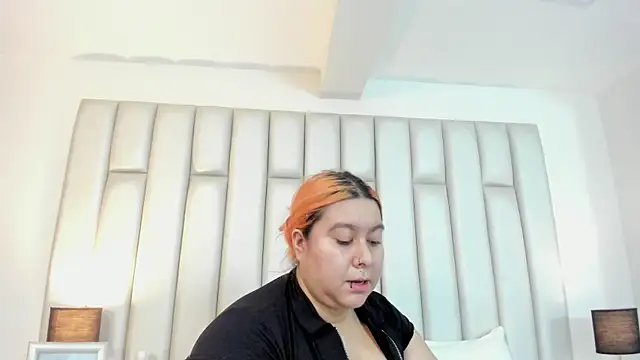 aandreaperez online show from October 27, 11:44 am