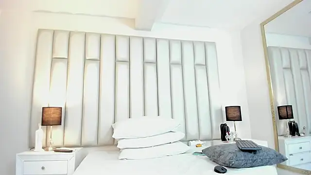 aandreaperez online show from November 21, 11:59 pm