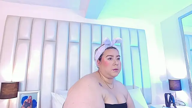 aandreaperez online show from February 19, 11:40 am