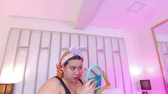 aandreaperez online show from January 7, 11:48 am